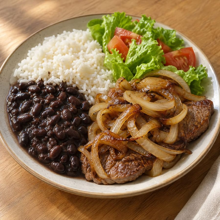 Reis, Bohnen und Steak mit Zwiebeln (Bife acebolado)