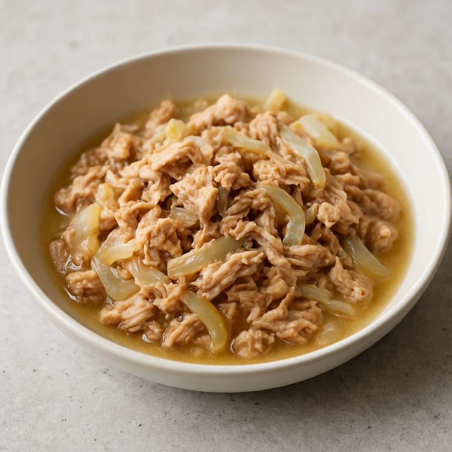 Atum com cebolas
