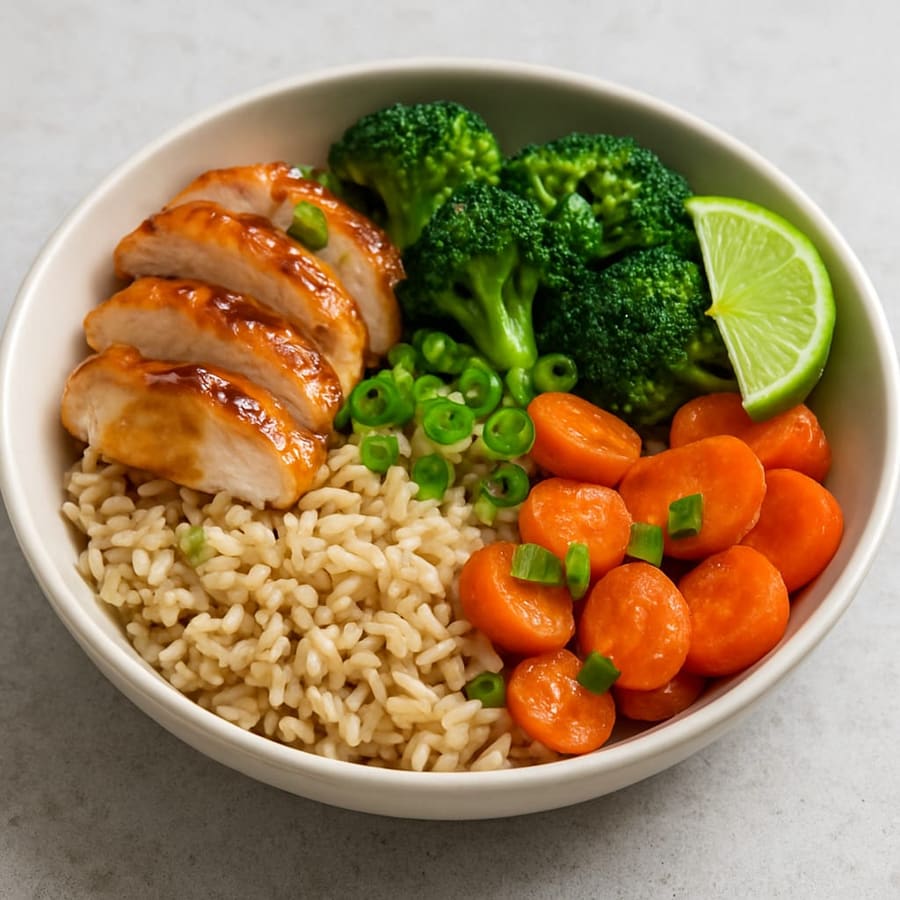 Vollkornreis-Bowl mit Hähnchen, Brokkoli und Karotte, Soja-Ingwer-Dressing