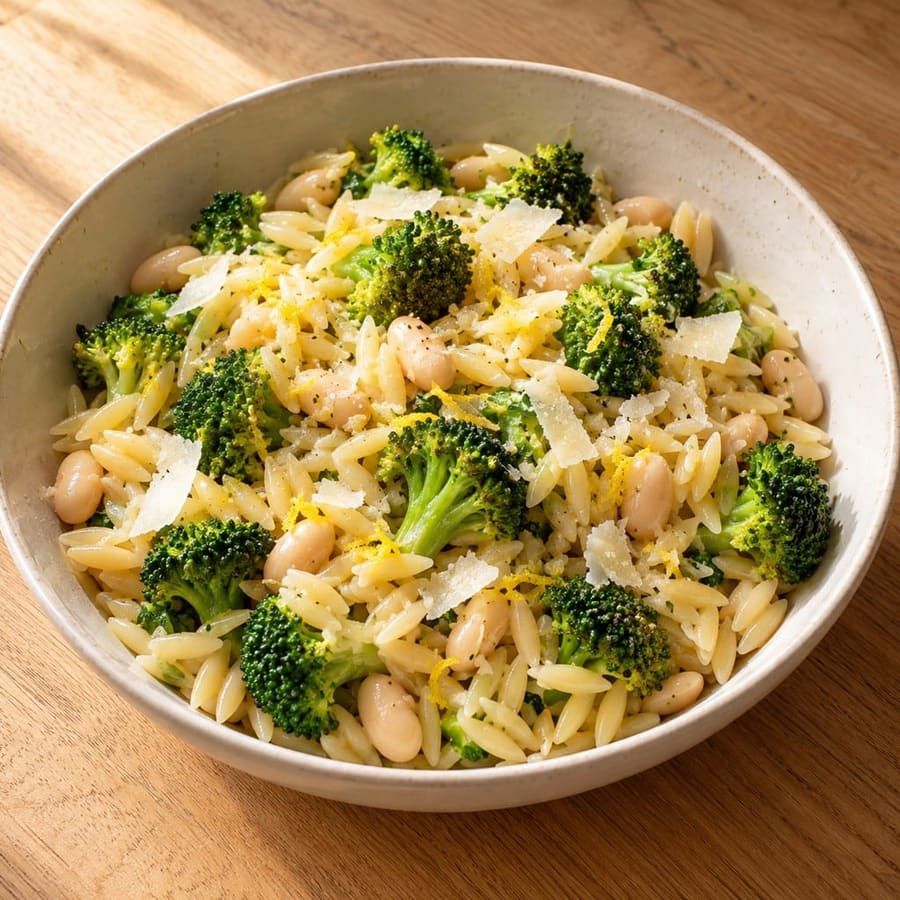 Zitronen-Orzo mit Brokkoli und weißen Bohnen