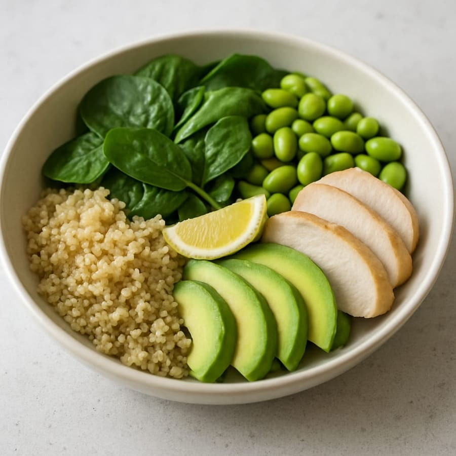 Quinoasalat mit Spinat, Edamame, Avocado und Hähnchen