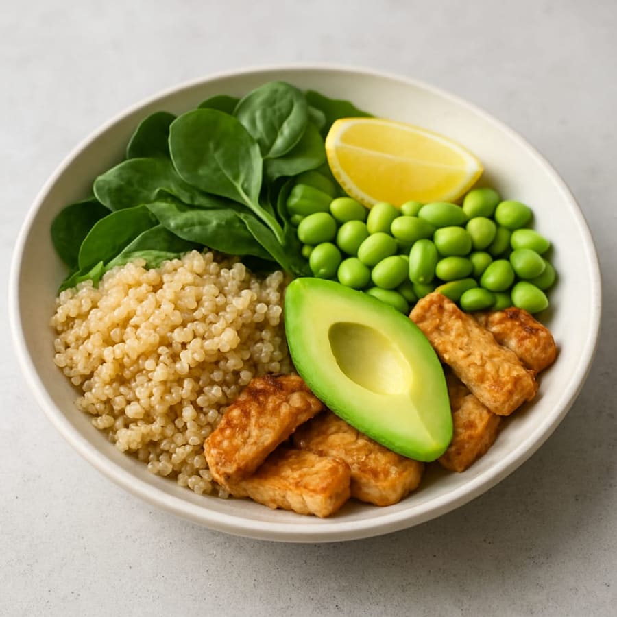 Quinoasalat mit Spinat, Edamame, Avocado und Tempeh