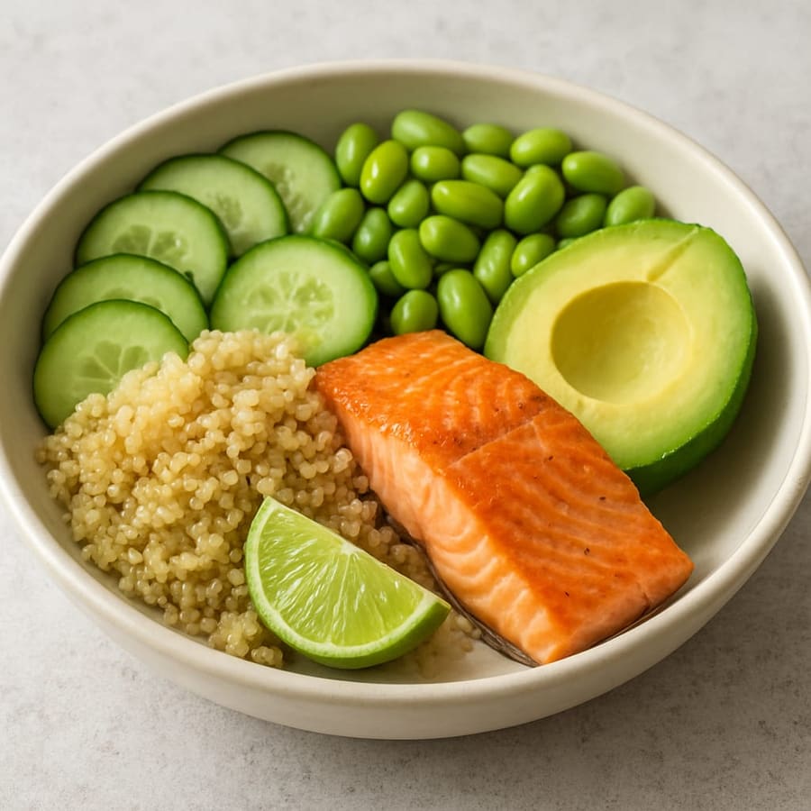 Quinoa-Bowl mit Lachs, Avocado, Edamame und Gurke
