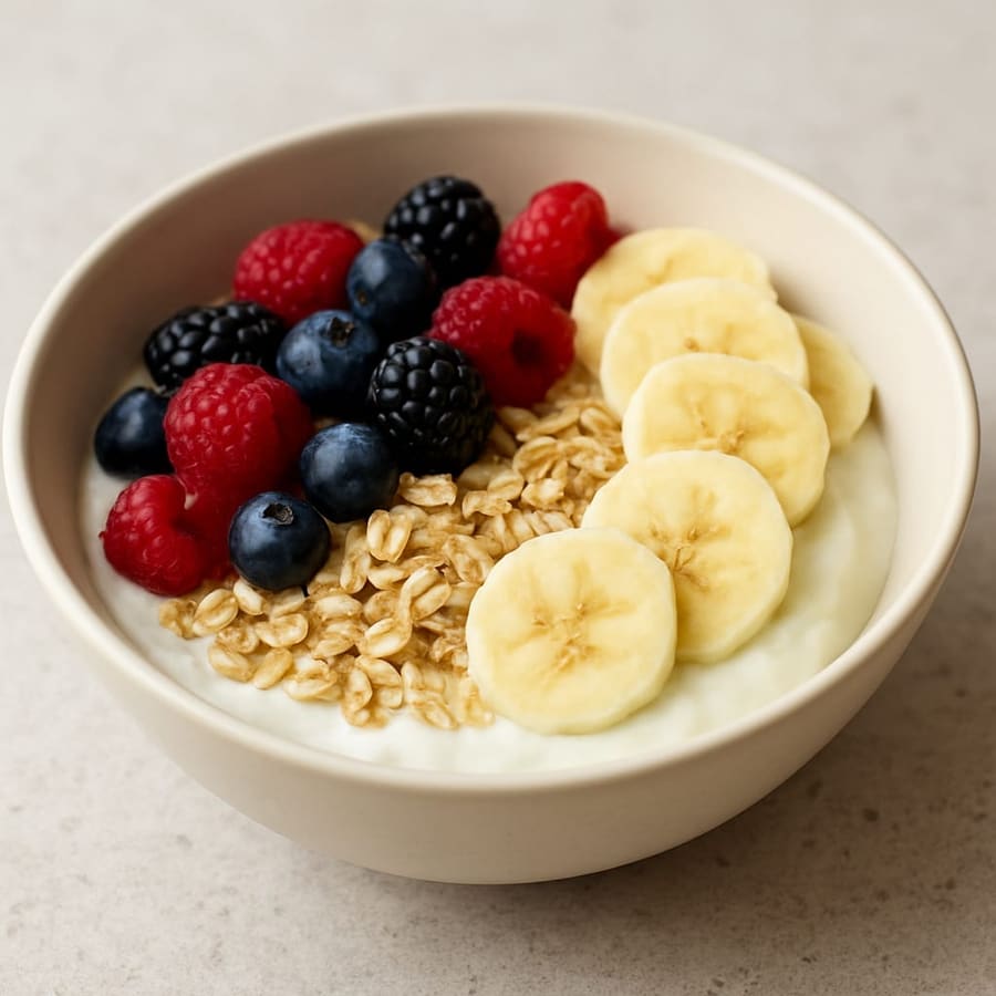 Bowl di skyr con fiocchi d'avena e frutta
