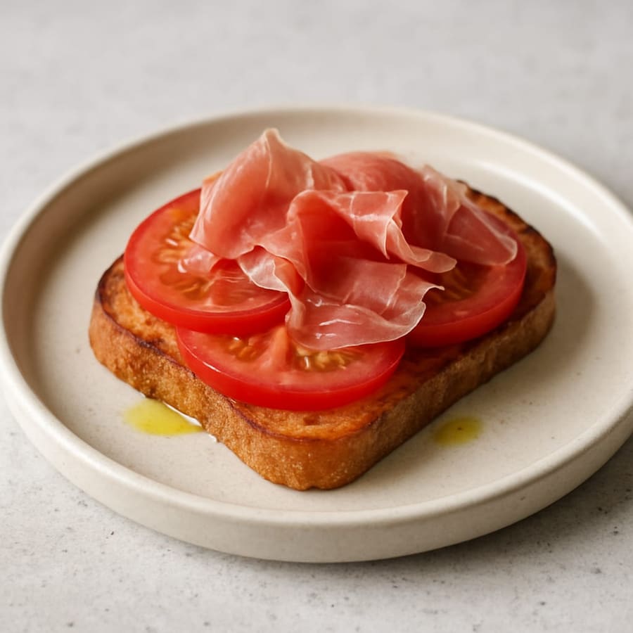 Tostada de tomate, aceite de oliva y jamón serrano